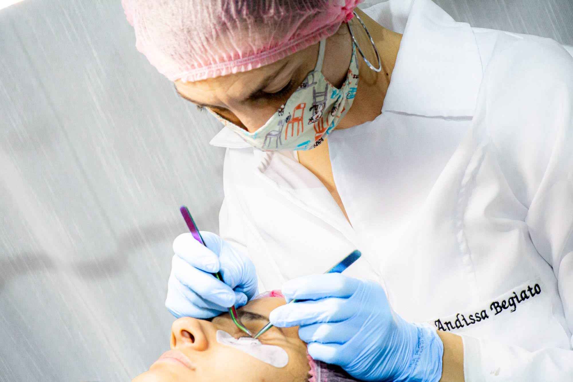 Profissional realizando procedimento com higiene